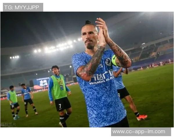 前大连人球员质疑上海人执教失控高层决策引发争议