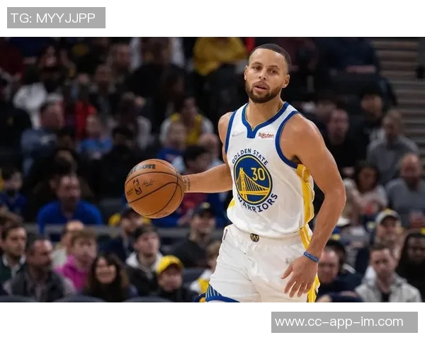 四年前的今天库里三分球超越雷阿伦成为NBA历史三分王的辉煌时刻