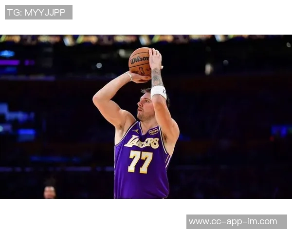 米勒质疑东契奇防守态度为何不积极协防只会摆手表示无奈